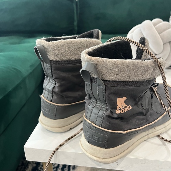 Grey Sorel winter boots. Cozy. 7 - Picture 3 of 4